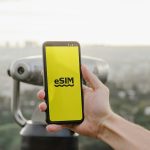 Chau al chip de plástico: la movida de la eSIM y el nuevo ajedrez de la ciberseguridad global