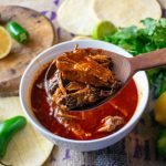 El arte de la paciencia en la olla: un viaje de los porotos negros de Brasil al consomé rojo de Jalisco
